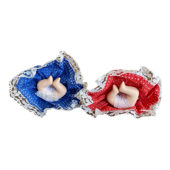 Vintage pair of miniature ceramic dolls with handmade clothing 3.5” tall x 4.5” - Picture 5 of 5